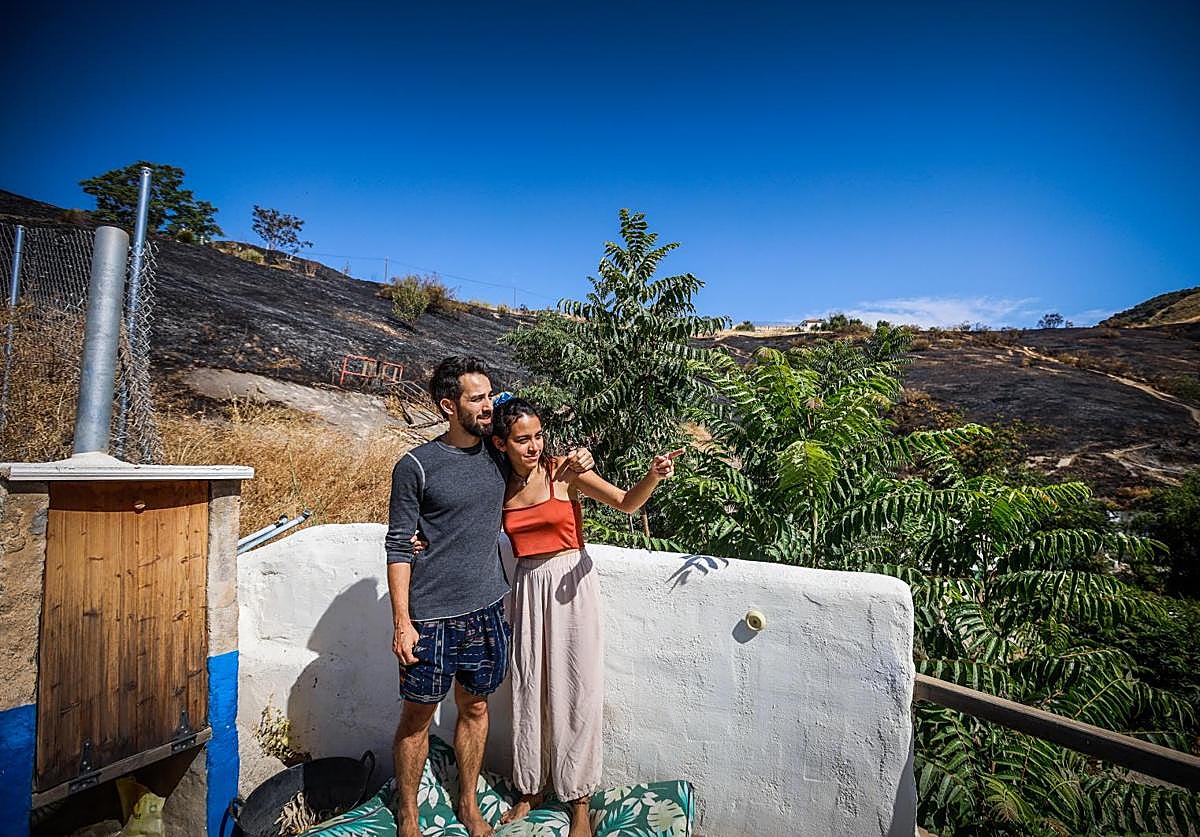Vecinos de San Miguel un día después del fuego.