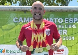 Juan Luis López Anaya 'Luiyi' posa contento con sus cuatro medallas al cuello.