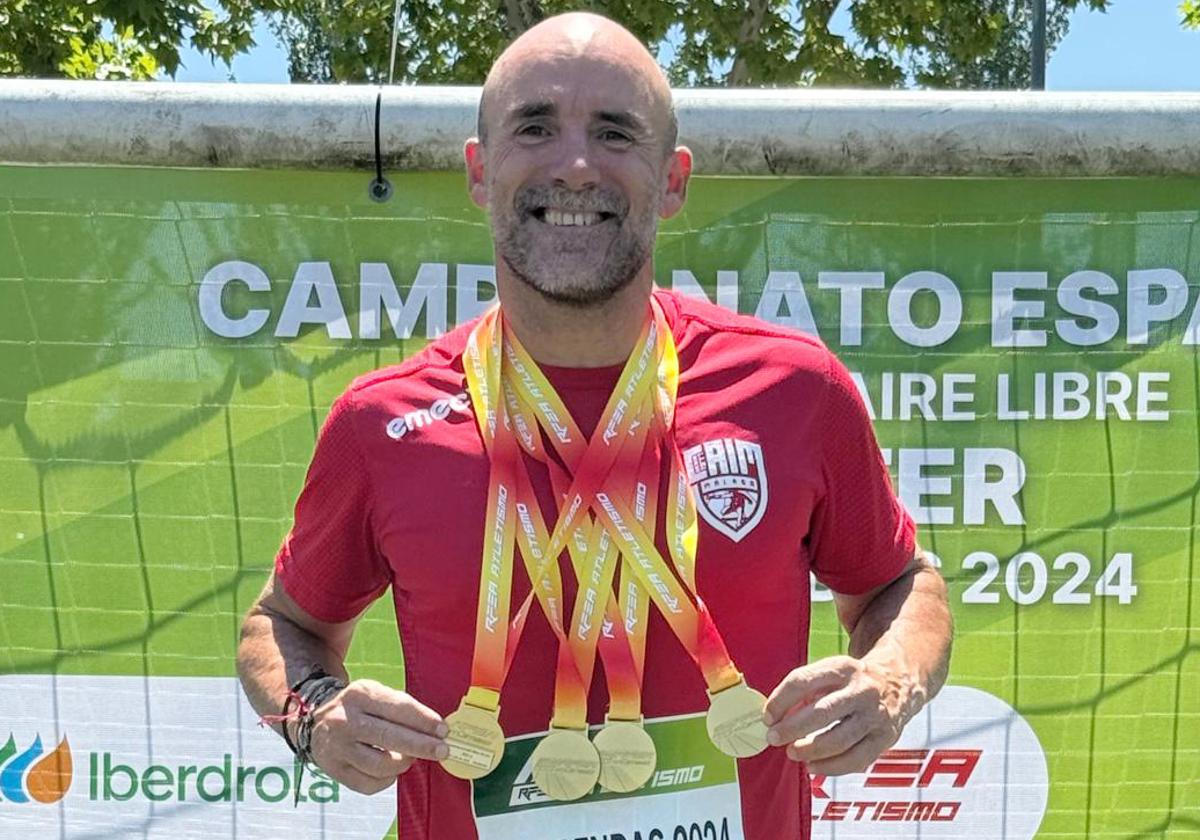 Juan Luis López Anaya 'Luiyi' posa contento con sus cuatro medallas al cuello.