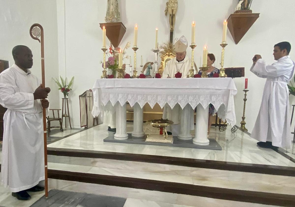 El obispo de Almería bendice el nuevo altar de la parroquia de Beires