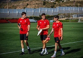 Gerard Gumbau, Lucas Boyé y Carlos Neva saltan a entrenar, en la primera sesión de Guille Abascal con el equipo.