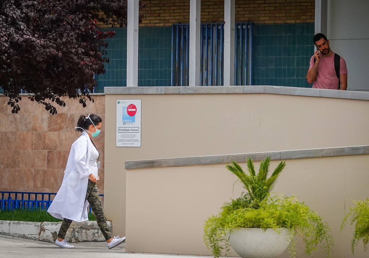 Imagen de archivo de una médico, en la entrada del hospital.