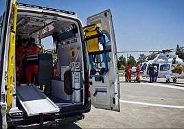 Imagen de archivo de ambulancia y un helicóptero sanitario