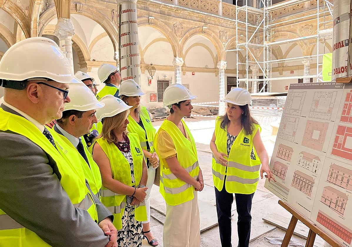 Técnica explicando el proyecto a la ministra Isabel Rodríguez junto a otras autoridades.
