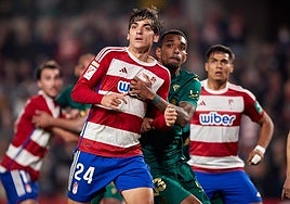 El rojiblanco Gonzalo Villar pugna por la posición en un córner.