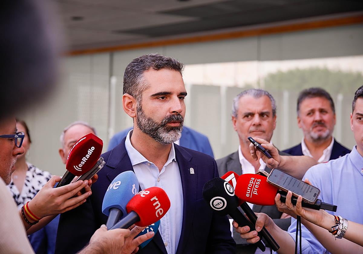Ramón Fernández-Pacheco inaugura la exposición 'Montañas al sur. Sierra Nevada en la mirada europea'.