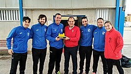 Carlos Peral posa con la directiva del Cantera Sur.