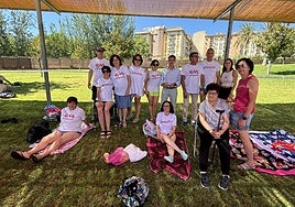 Varios miembros de la Asociación Jiennense de Esclerosis Múltiple en la piscina municipal