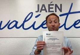 El presidente del PP jienense, con la resolución de la Oficina Andaluza Antifraude.