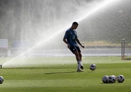 Kaiky toca balón durante uno de los ejercicios realizados bajo el agua.