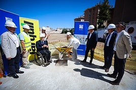 La alcaldesa pone la primera piedra de la obra.