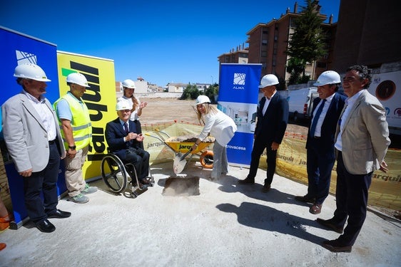 La alcaldesa pone la primera piedra de la obra.