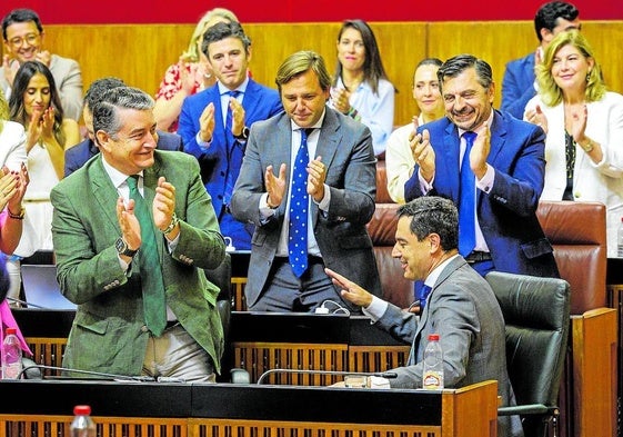 La bancada del PP aplaude a Juanma Moreno tras una de sus intervenciones.