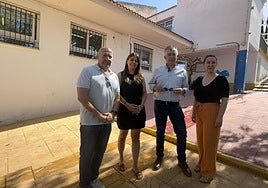 El alcalde Emilio Torres y la concejala de Educación Gema Lara en la Escuela Virgen del Pilar