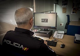 Un agente de la Policía Nacional, especializado en perseguir los ciberdelitos.