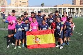 Un equipo de niños disfrutan del campus con el entrenador de porteros, Rafa Pérez