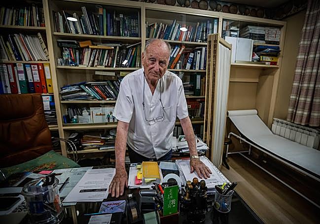 El médico posa para IDEAL en su consulta.