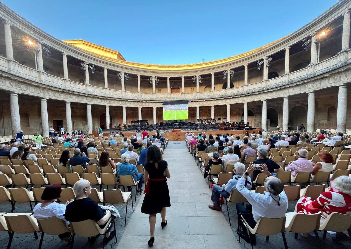 Imagen secundaria 1 - «Es la primera vez que vemos el fútbol en la Alhambra»