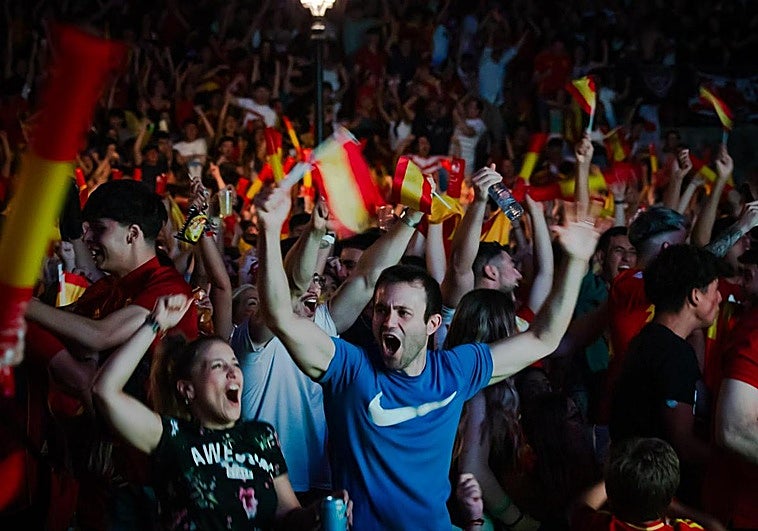 La explanada del Palacio de Congresos celebra el gol de Nico.