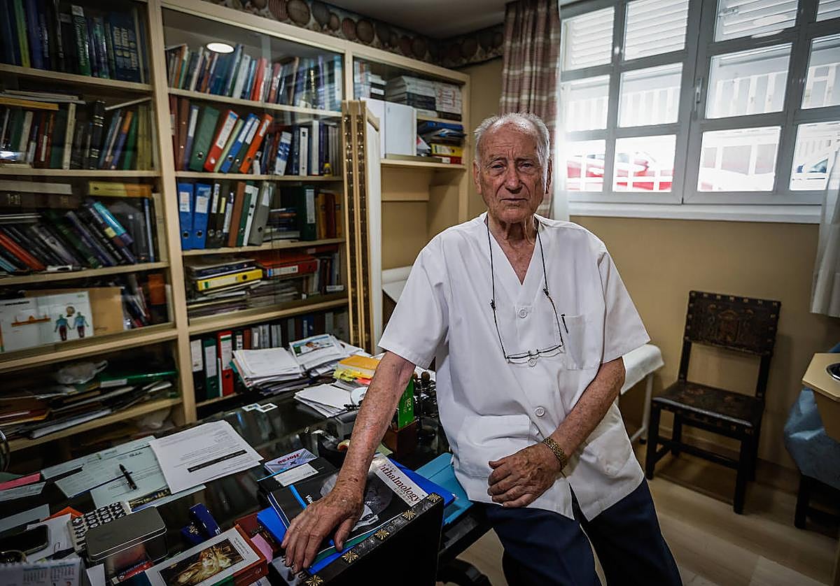 El oncólogo Joaquín Belón en su consulta.