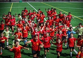 Jóvenes del campamento del We FC, animan a la Roja.