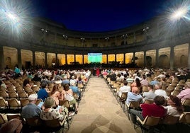 El Palacio de Carlos V, con el partido.