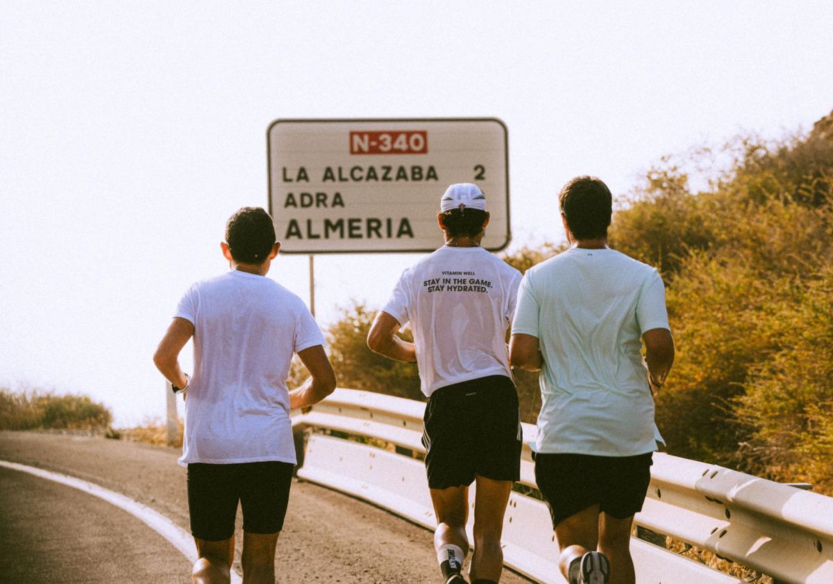 Imagen principal - Sergio Turull llega a Almería con su reto solidario «De Tarifa a Cap de Creus corriendo»