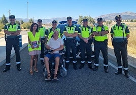 El voluntario Fernando Cañada con agentes de la Guardia Civil