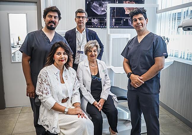 La doctora María Corral sentada junto a su hija María y rodeada por sus hijos Franklin, Reynaldo y Américo.