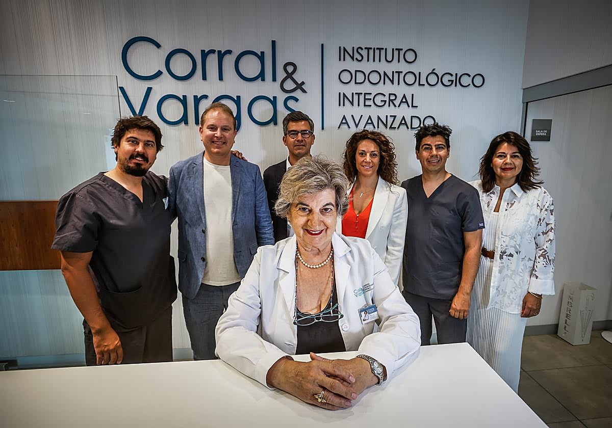 Franklin G. Vargas Corral , Javier Ortega, Reynaldo Vargas, María Torres, Américo y María Vargas Corral, doctores y directores de las clínicas, tras la doctora María Corral Sola.
