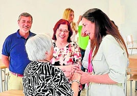 Loles López, en una visita reciente a un centro de mayores.
