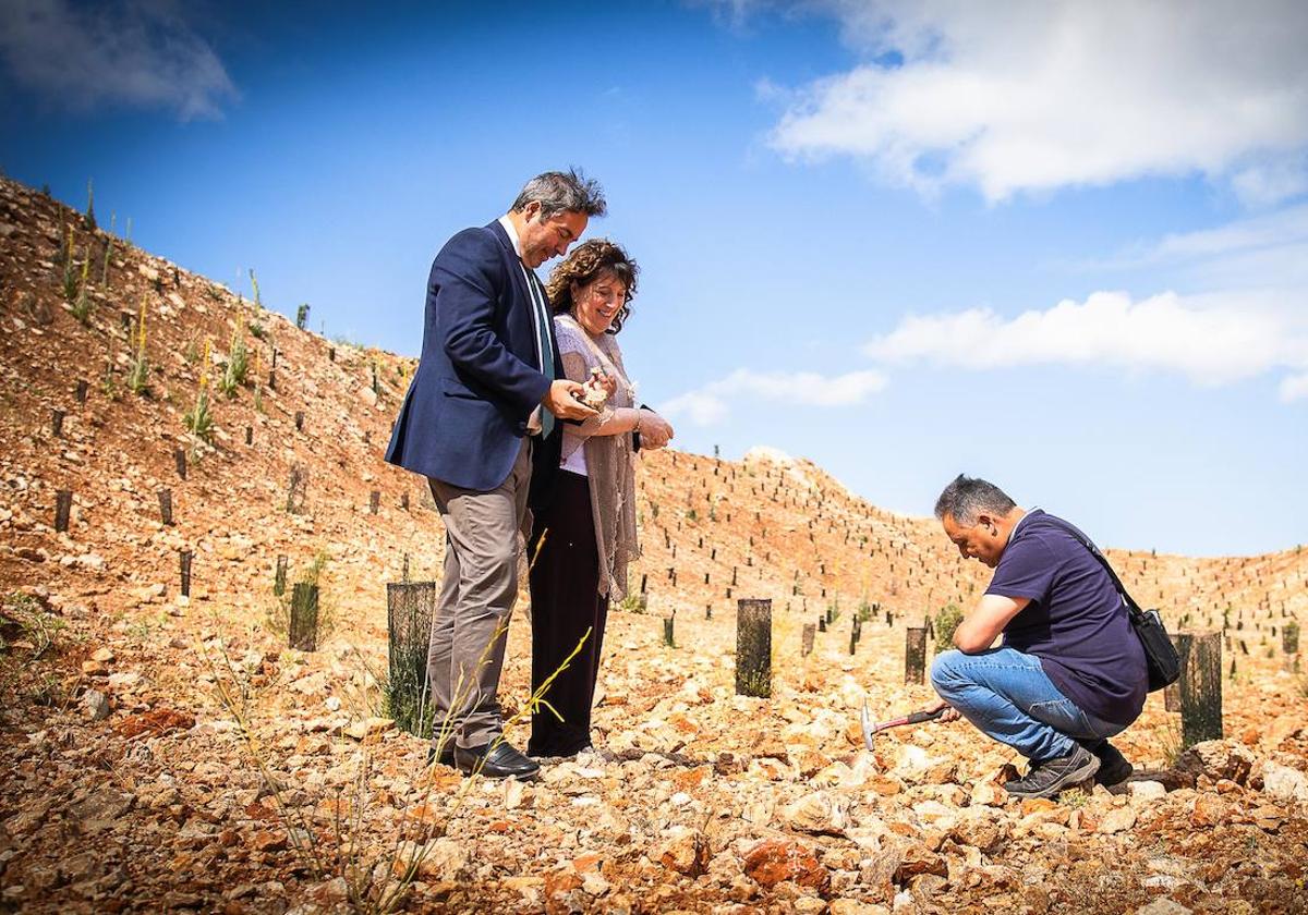 El delegado Gumersindo Fernández, con la jefa de servicio y el geólogo Miugle Ángel Fernández en a la vieja mina restaurada en la Sierra de Parapanda.