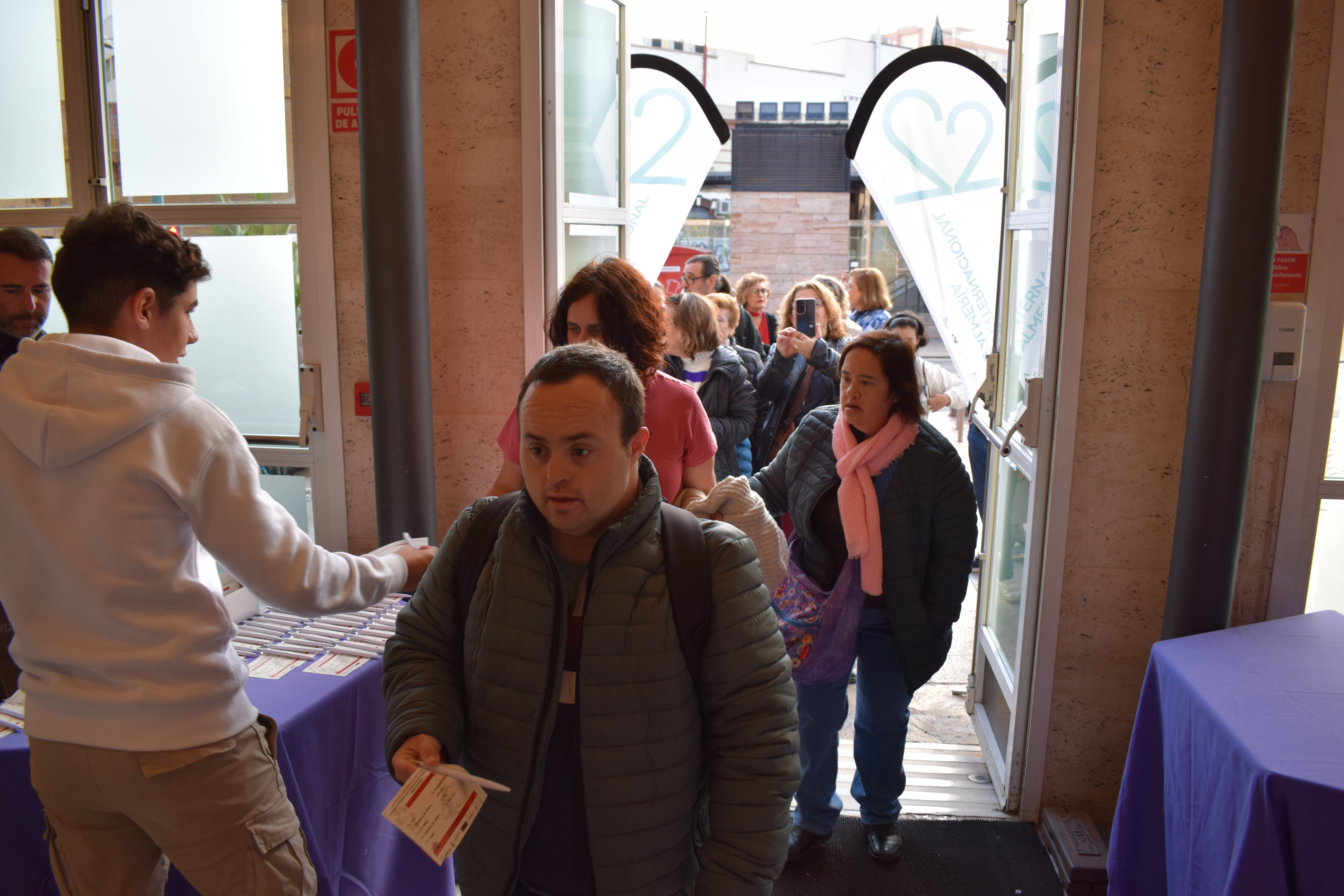 Usuarios de verdiblanca entran al Teatro Apolo.