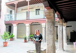 La inclusa de Granada. Soraya Romero, en el antiguo patio de la institución, en la calle Elvira.