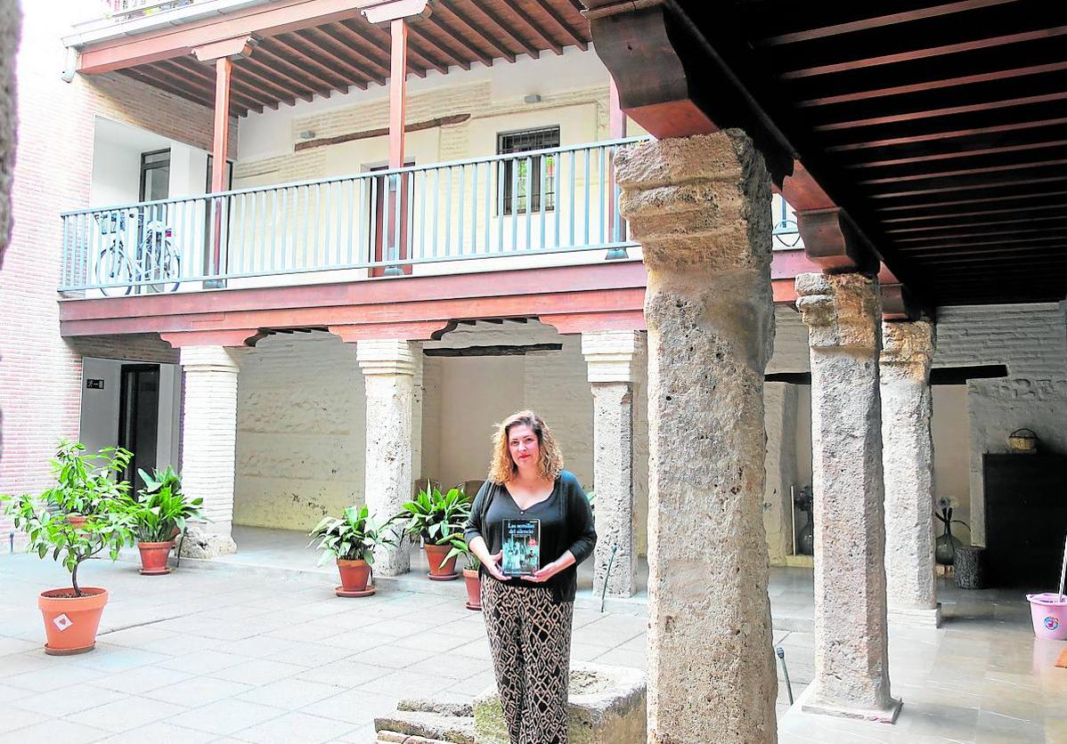 La inclusa de Granada. Soraya Romero, en el antiguo patio de la institución, en la calle Elvira.