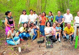 El grupo de voluntarios de la asociación Árboles Contra el Cambio Climático en una de sus convocatorias en la Dehesa del Generalife.