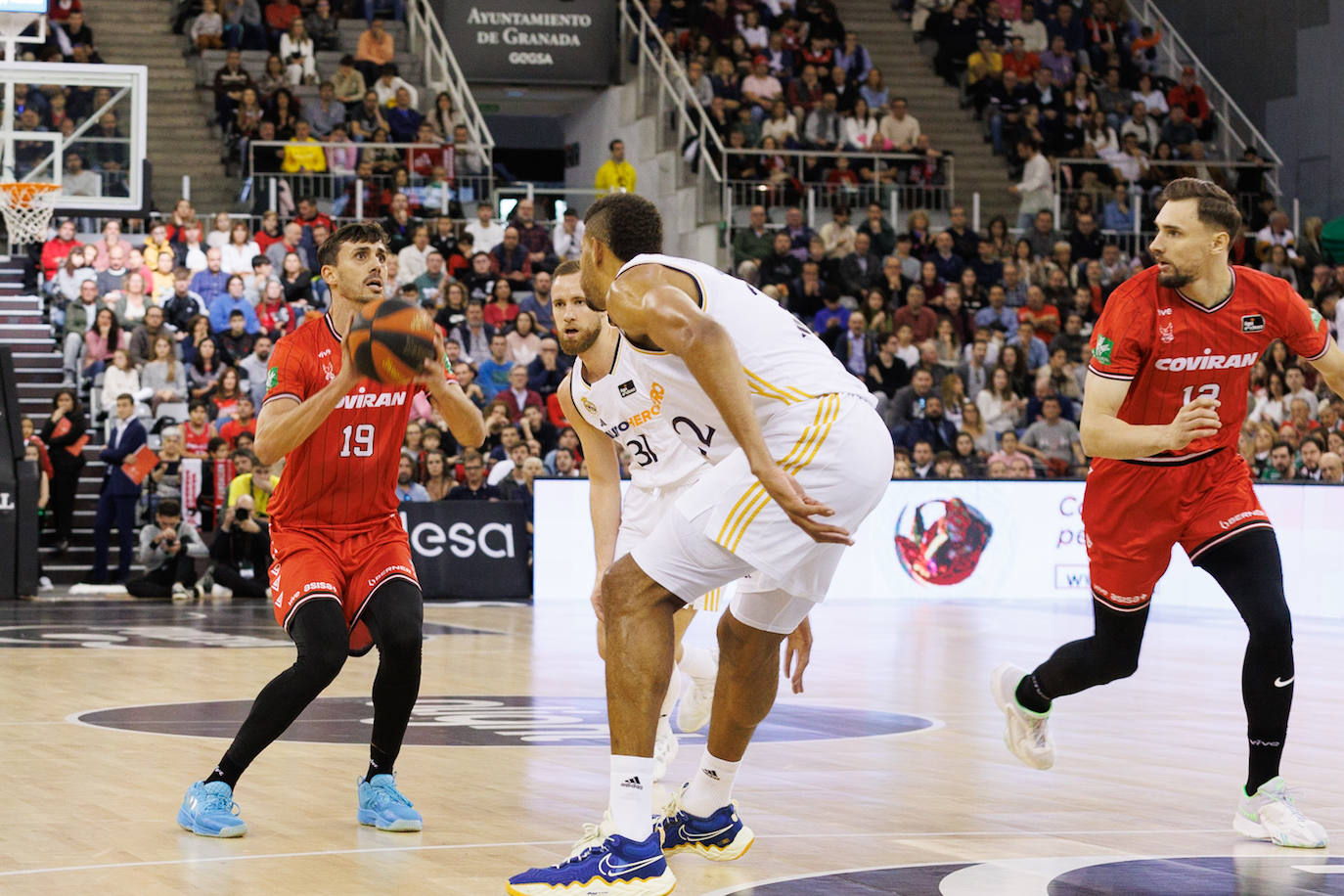 Pere Tomàs arma un tiro ante el Real Madrid.