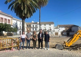 El subdelegado del Gobierno y la alcaldesa de Lopera visitando las obras