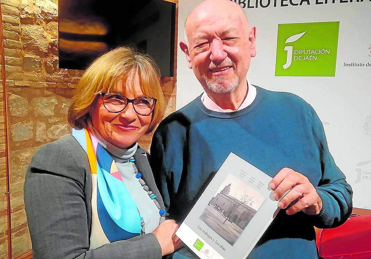 Adela Tarifa junto al escritor Juan Eslava.