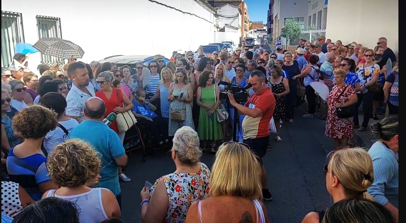 Vecinos durante la protesta por el cementerio, en Bailén.