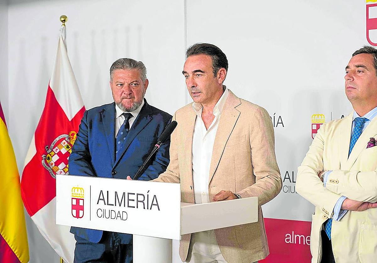 Diego Cruz, Enrique Ponce y José María Garzón presentaron la próxima feria taurina almeriense con carteles rematados.