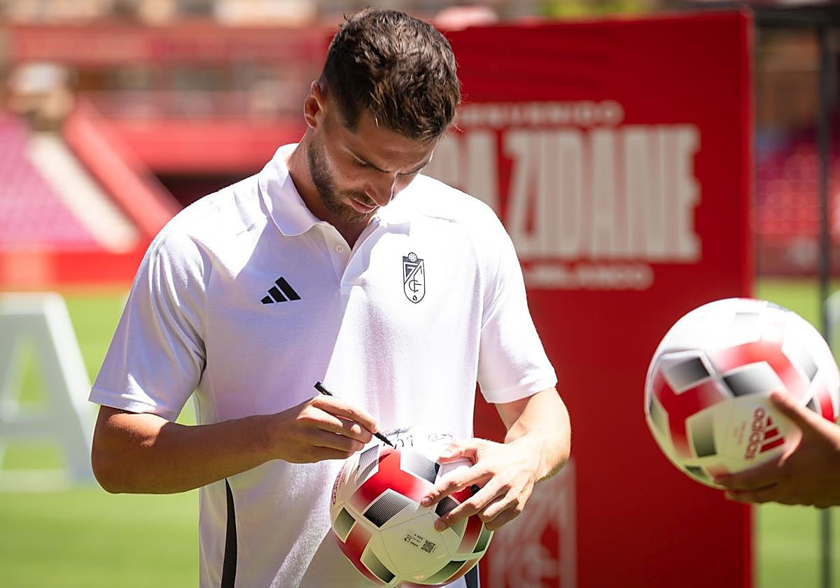 Luca Zidane firma un balón durante su presentación como nuevo portero del Granada.