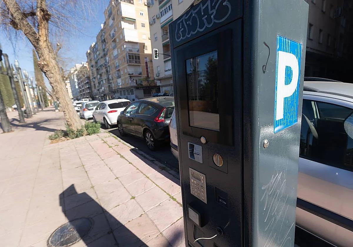 Un parquímetro en las calles de Granada.