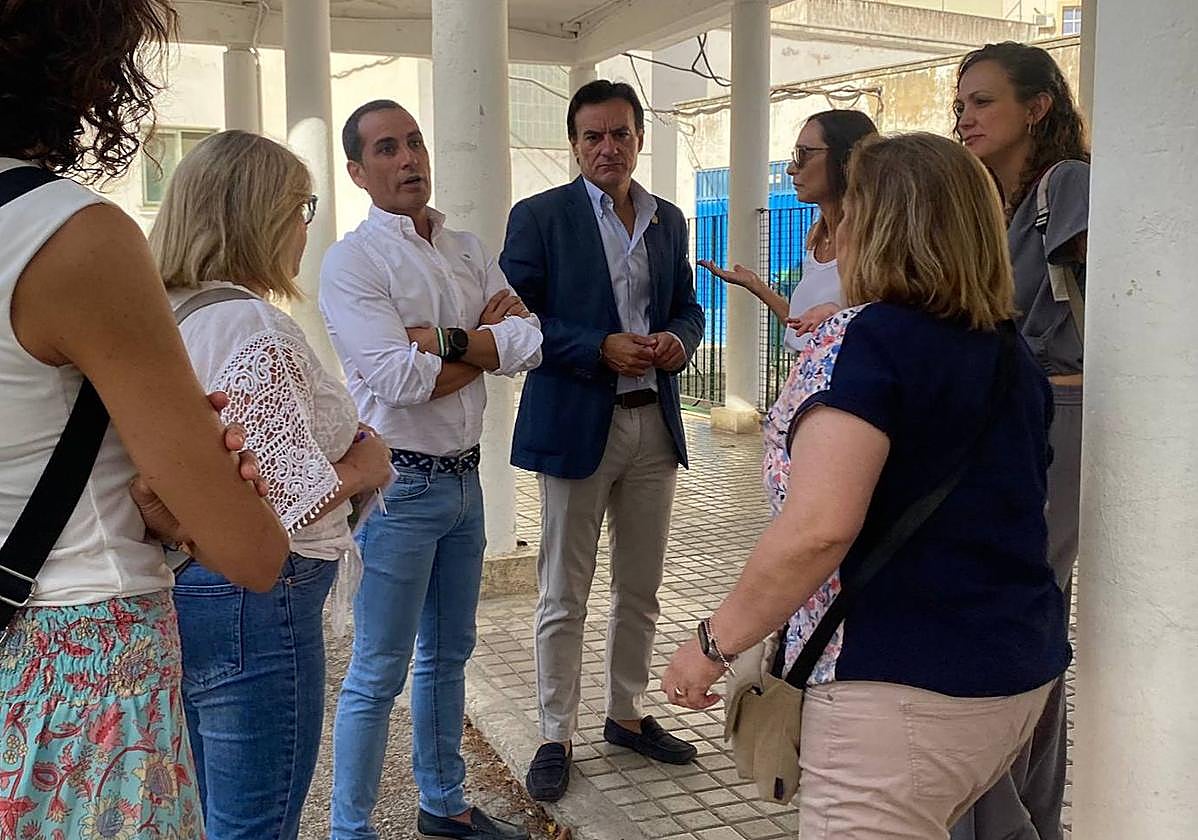 El delegado de Educación habla y el alcalde, con colectivos, en el colegio Ruiz Jiménez.