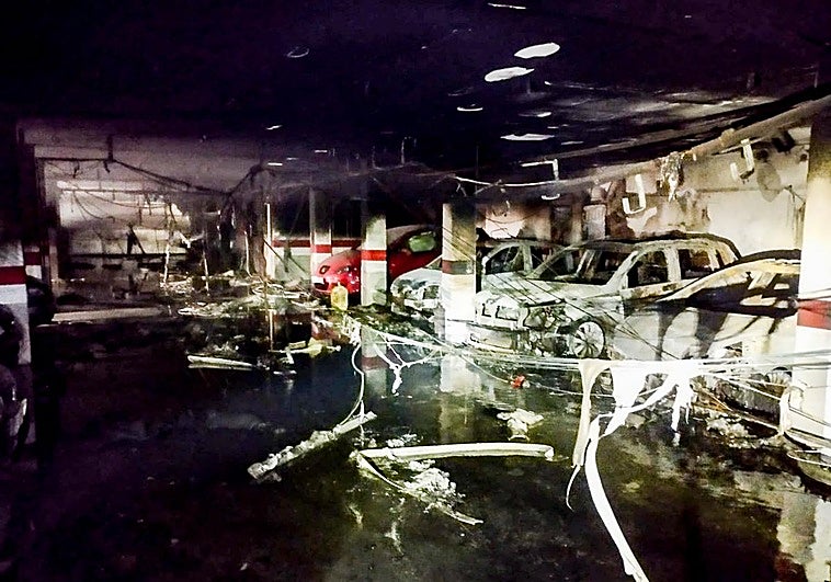 Cochera de la calle Madre Selva, residencial Cortijo Santa Cruz, donde se ha producido el incendio.