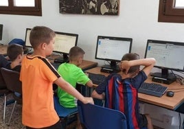 Niños centrados en los ordenadores del Punto Vuela de Guadalinfo de Enix.