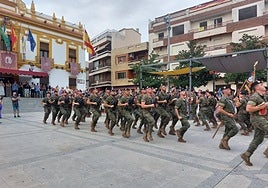 Los soldados desfilando frente al Ayuntamiento de Bailén.