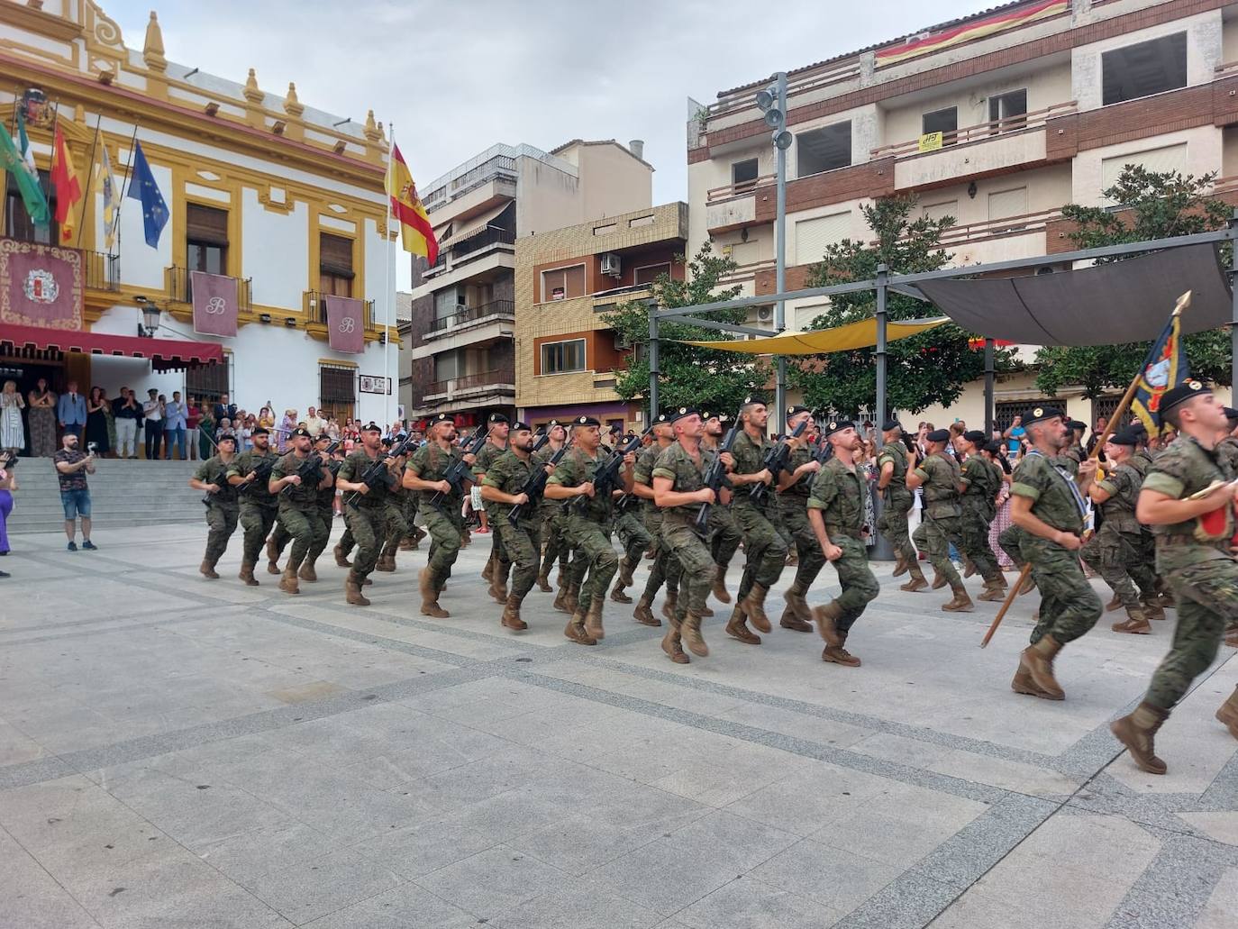 Los soldados desfilando frente al Ayuntamiento de Bailén.