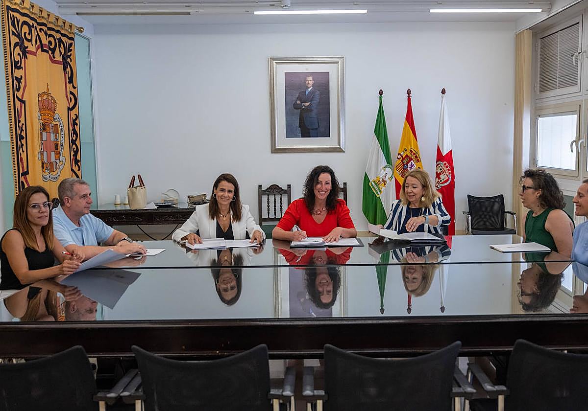 Ayuntamiento y sindicatos firman un convenio para «la mejora» de las ...