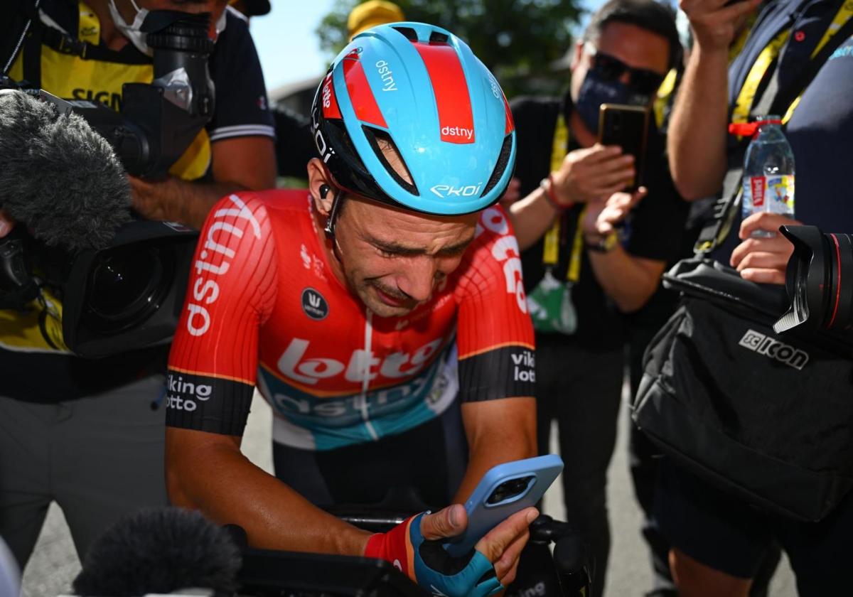 Victor Campenaerts llora emocionado en videollamada con su novia y su hijo tras ganar la etapa en el Tour de Francia.